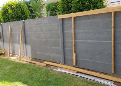 Début de chantier d'espalier en lames de terrasses en bois