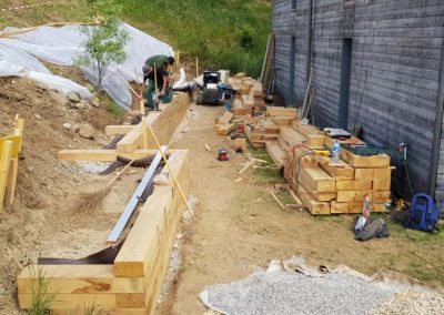Construction du mur en poutres de chêne