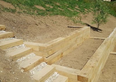 Potagers en terrasse et escalier d'accès