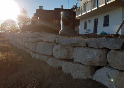 Enrochement en pierre calcaire