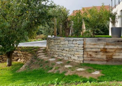 Jardin familial paysager avec piscine